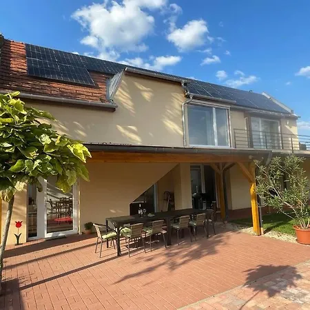 Csomopont Csaladi Vendeghaz アパート *