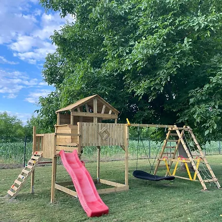 Csomopont Csaladi Vendeghaz アパート *