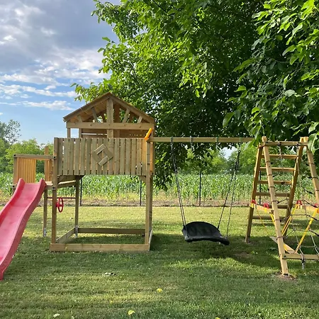 Csomopont Csaladi Vendeghaz アパート *