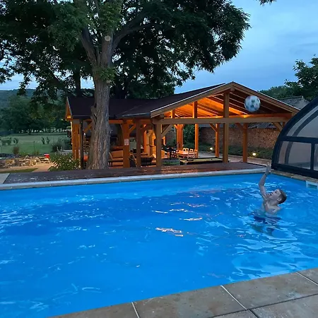 Csomopont Csaladi Vendeghaz アパート *