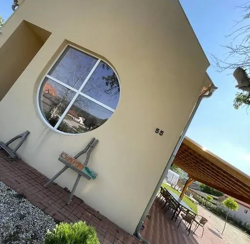 Csomopont Csaladi Vendeghaz アパート *