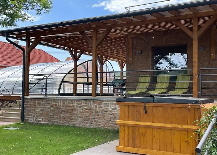 Csomopont Csaladi Vendeghaz アパート *