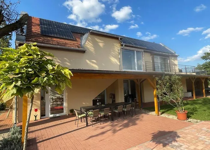 Csomopont Csaladi Vendeghaz アパート *