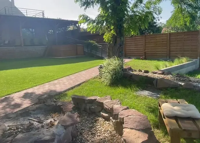 Csomopont Csaladi Vendeghaz アパート *