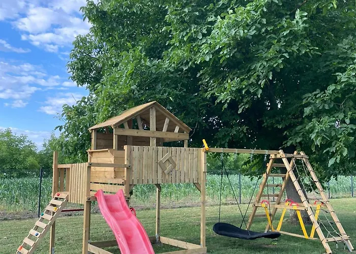 Csomopont Csaladi Vendeghaz アパート *